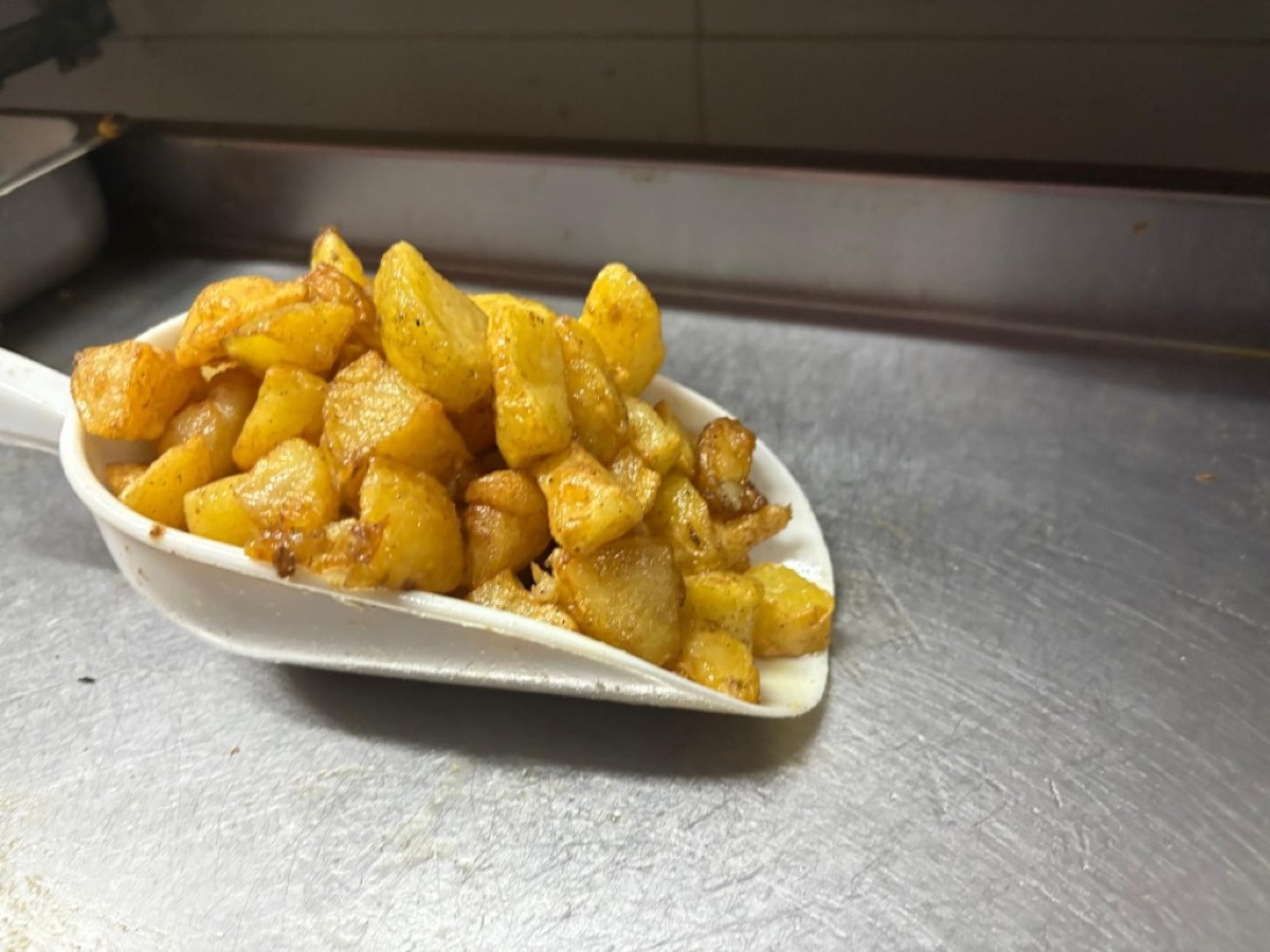 Ración de patatas fritas caseras doradas recién hechas en Rostisseria MARFA